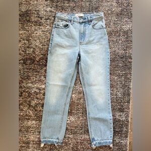 Abercrombie NWOT Light wash High Rise Mom Jean 26
